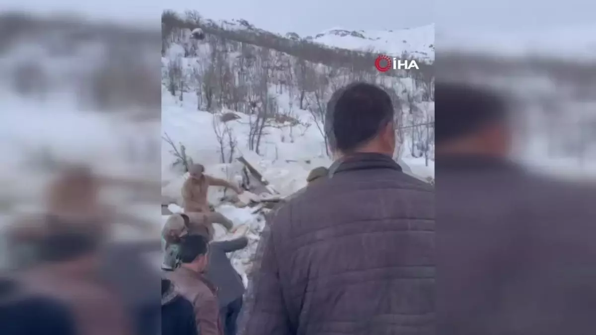 Şemdinli'de Kardan Çöken Ahırda 7 Küçükbaş Hayvan Telef Oldu