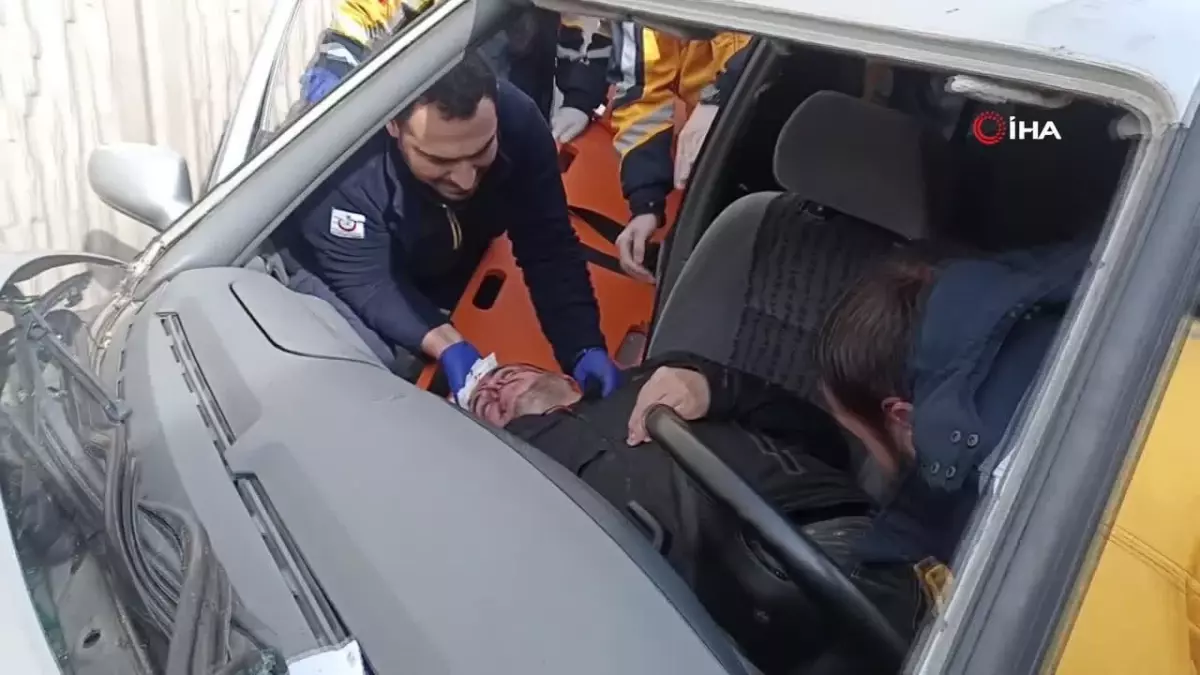 Sivas'ta otomobiller kafa kafaya çarpıştı: 1'i ağır 3 yaralı