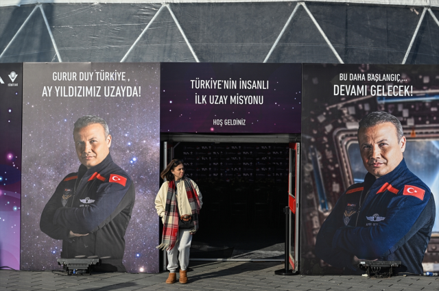 Son hazırlıklar tamamlandı! İlk Türk astronot Alper Gezeravcı'nın da içinde bulunduğu kapsülün kapağı kapatıldı