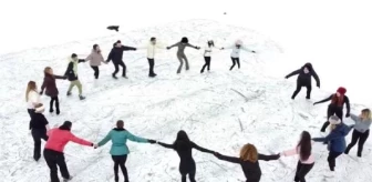 İstanbul'dan Ardahan'a Gelen Artistik Buz Pateni Sporcuları Çıldır Gölü'nde Dans Gösterisi Yaptı