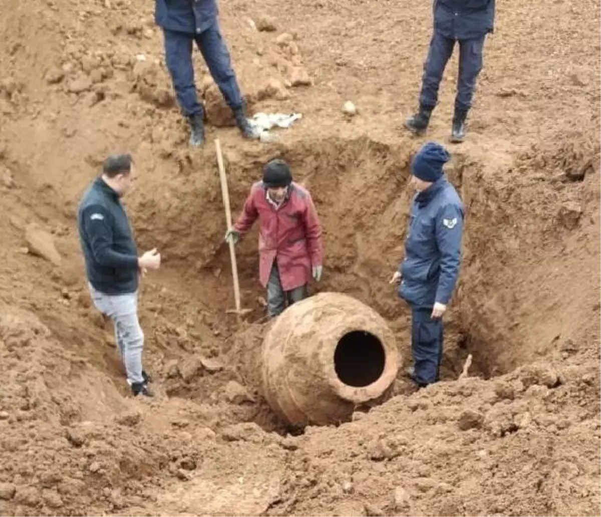 Çiftçinin Tarlasında Tarihi Küp Bulundu