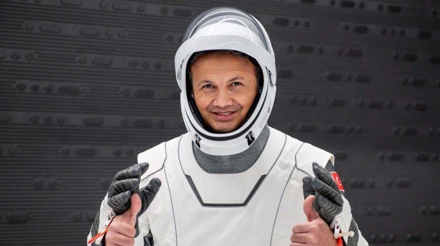 Türkiye'nin ilk astronotu Alper Gezeravcı ailesiyle böyle vedalaştı
