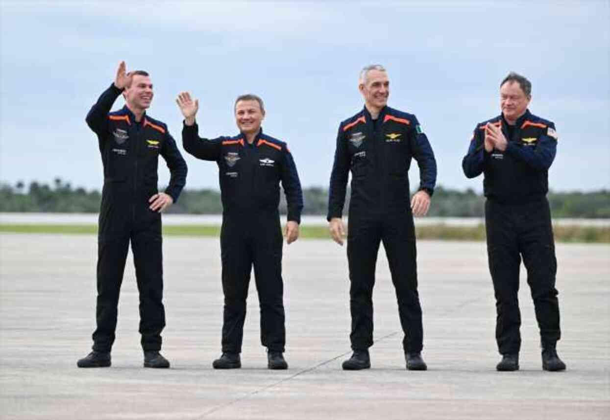 Türkiye'nin ilk astronotu Alper Gezeravcı ailesiyle böyle vedalaştı Türkiye'nin ilk astronotu Alper Gezeravcı ailesiyle böyle vedalaştı