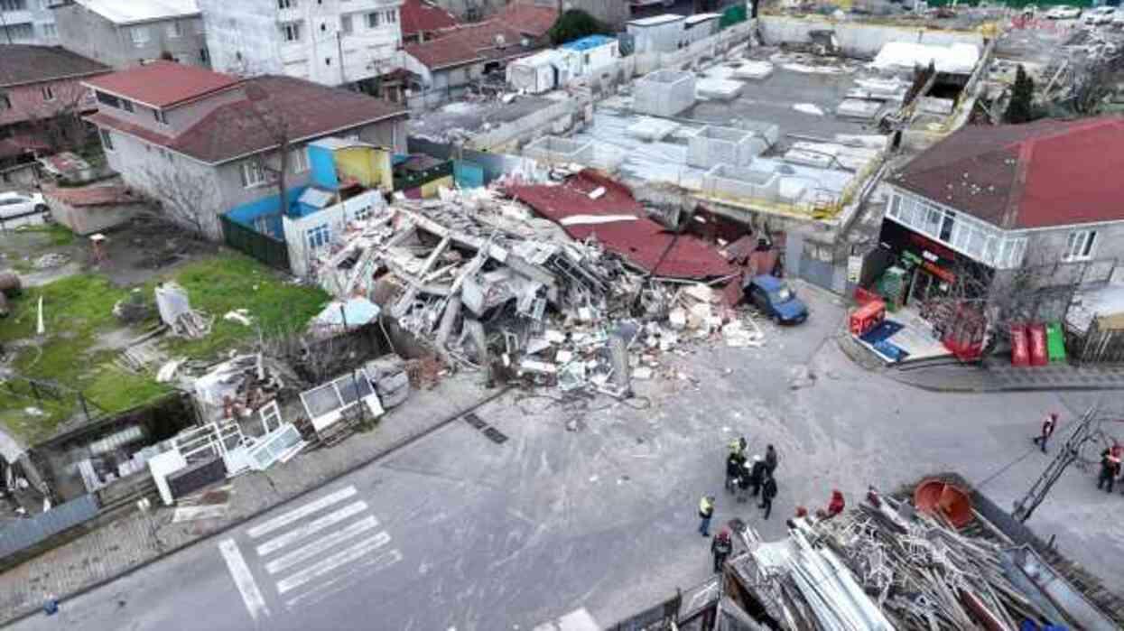 Ümraniye'de metro çalışmasının yapıldığı alanda 2 bina çöktü! O anlar saniye saniye kamerada
