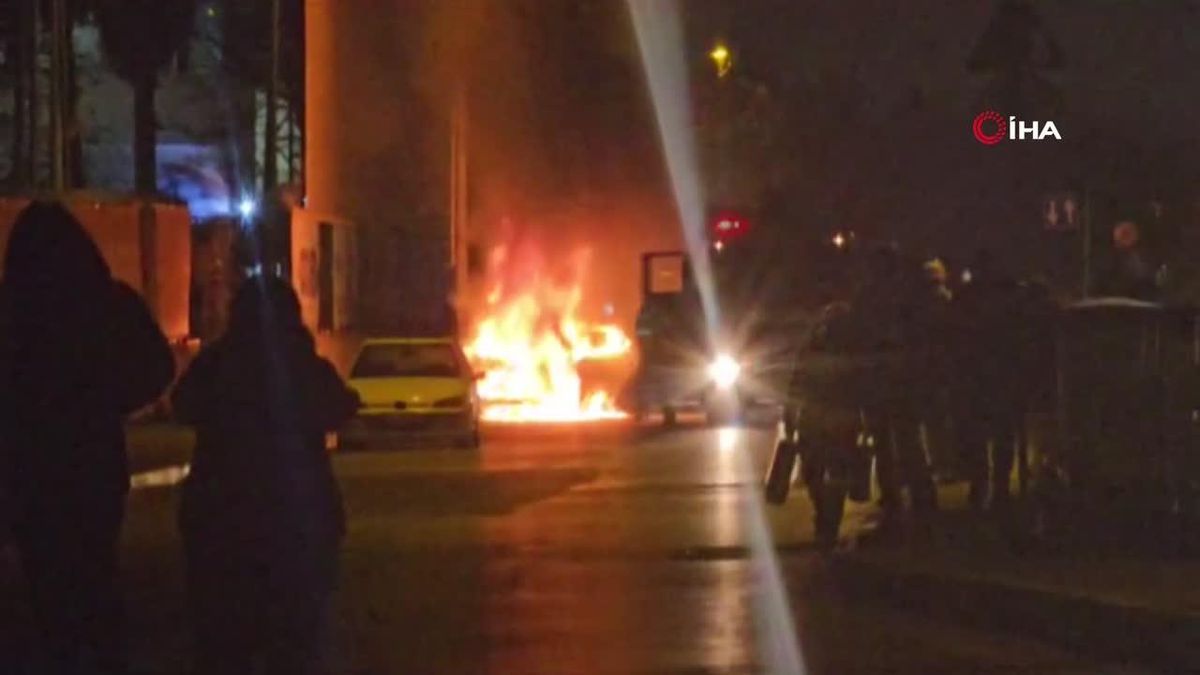 Zeytinburnu'nda park halindeki araç alev alev yandı