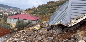 Antalya'da sağanak yağış sonrası heyelan: Ev göçtü, 2 hane tahliye edildi