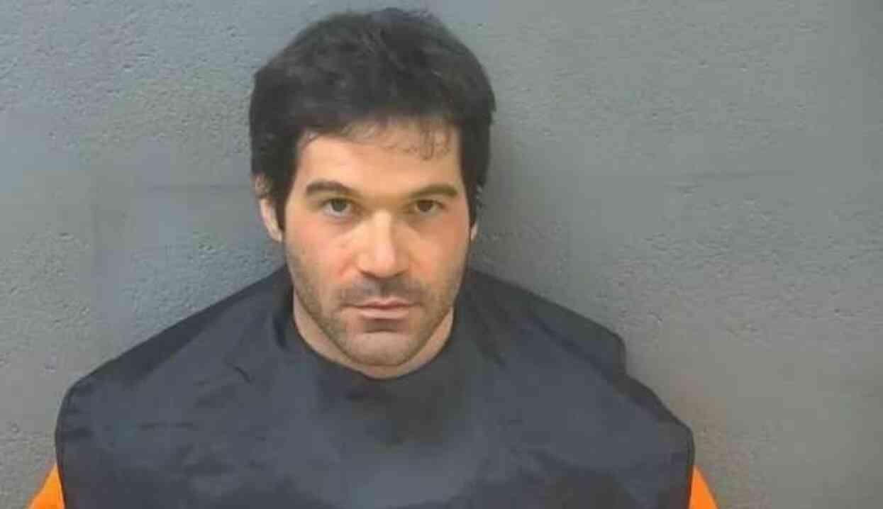 Amerikan Havayolları uçuş görevlisi uçak tuvaletinde genç kızların gizli görüntülerini kaydetti Amerikan Havayolları uçuş görevlisi uçak tuvaletinde genç kızların gizli görüntülerini kaydetti