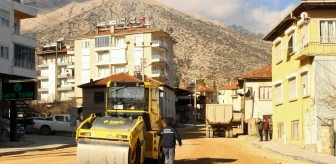 Antalya Büyükşehir Belediyesi Elmalı'da Cadde ve Sokakları Sıcak Asfaltla Kaplıyor