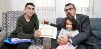 Milli Eğitim Bakanı, depremzede öğrenciye karnesini evinde verdi