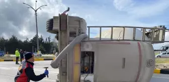 Beton mikseri devrildi, sürücü yaralandı