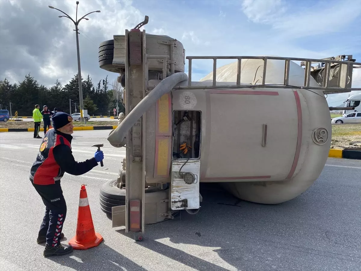 Beton mikseri devrildi, sürücü yaralandı