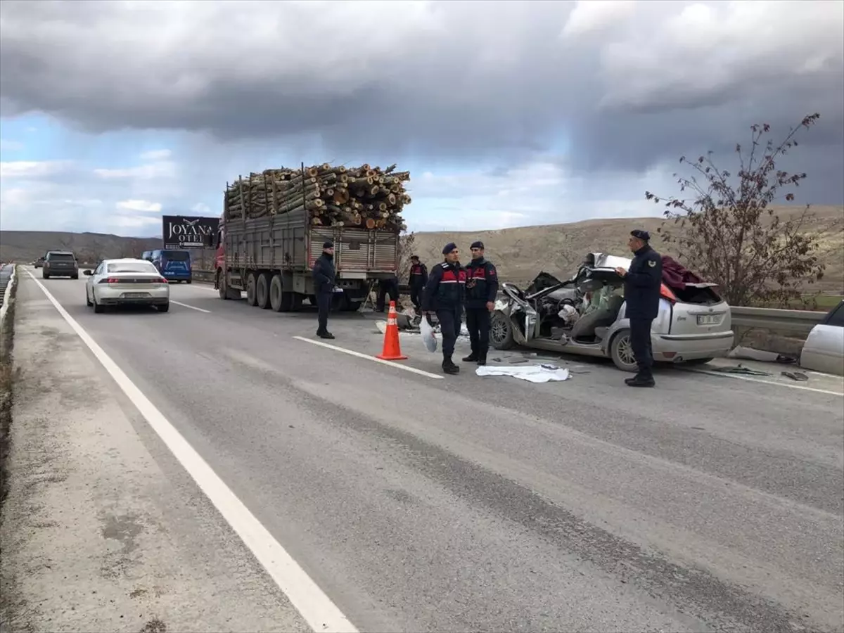 Çankırı'da kamyona arkadan çarpan otomobilin sürücüsü yaşamını yitirdi