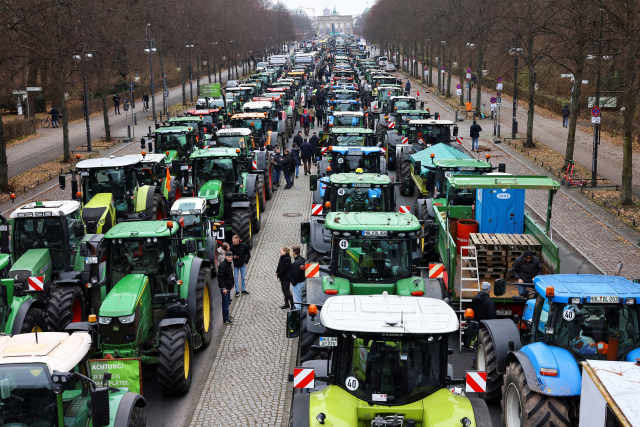 Fransa'da çiftçiler tarım politikasına tepki göstererek otoyolu trafiğe kapattı