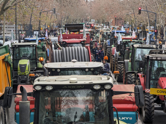 Fransa'da çiftçiler tarım politikasına tepki göstererek otoyolu trafiğe kapattı