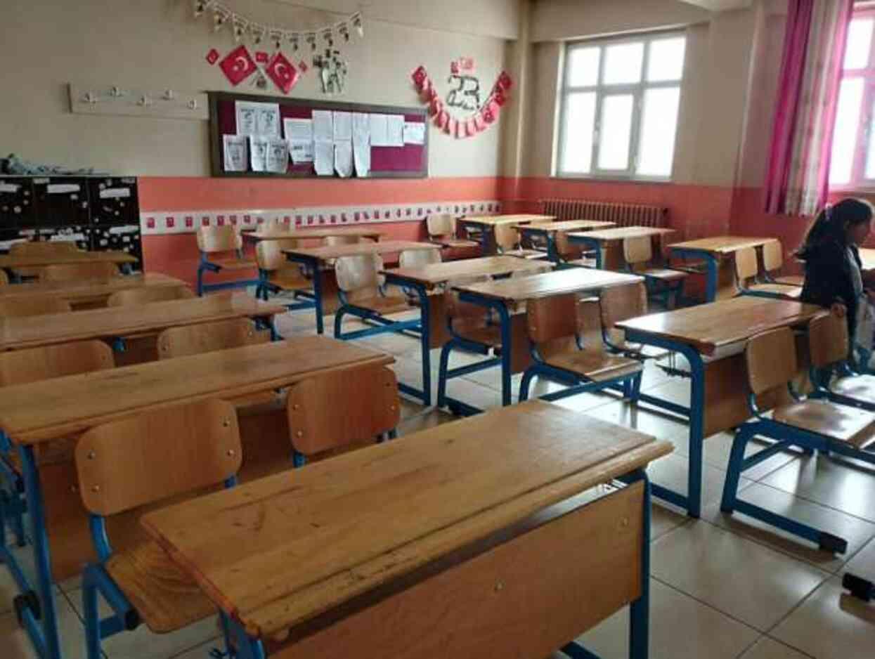 Muş'ta metruk evde asılı bulunan öğrenciler toprağa verildi