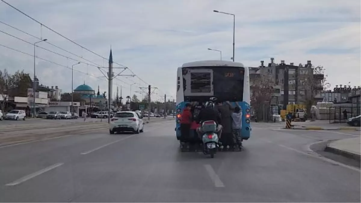 Antalya'da Patenli Çocuklar Otobüsün Arkasına Tutunarak Yolculuk Yaptı