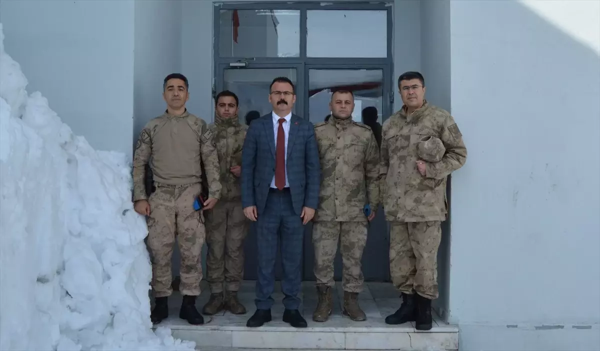 Şemdinli Kaymakamı Ali Ekber Ateş, üs bölgesindeki güvenlik güçlerini ziyaret etti