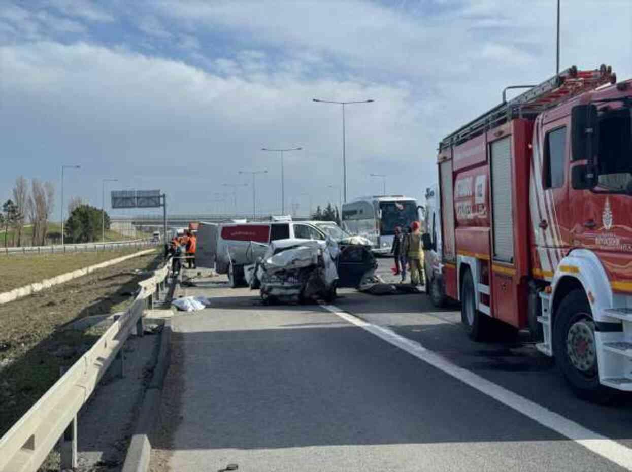 TEM Otoyolu'nda korkunç kaza! Bariyerlere çarpan otomobildeki 3 kişi hayatını kaybetti