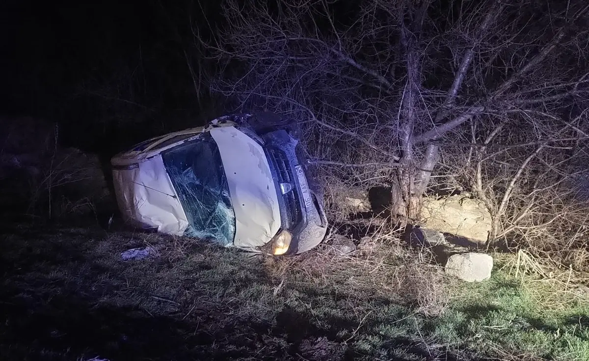 Tokat'ta otomobil devrildi, 2 kişi yaralandı