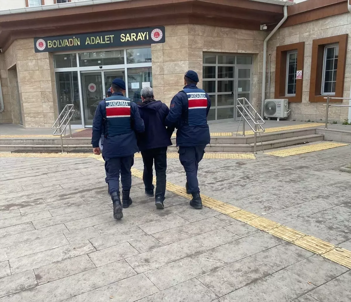 Afyonkarahisar'da aranan 2 hükümlü yakalandı