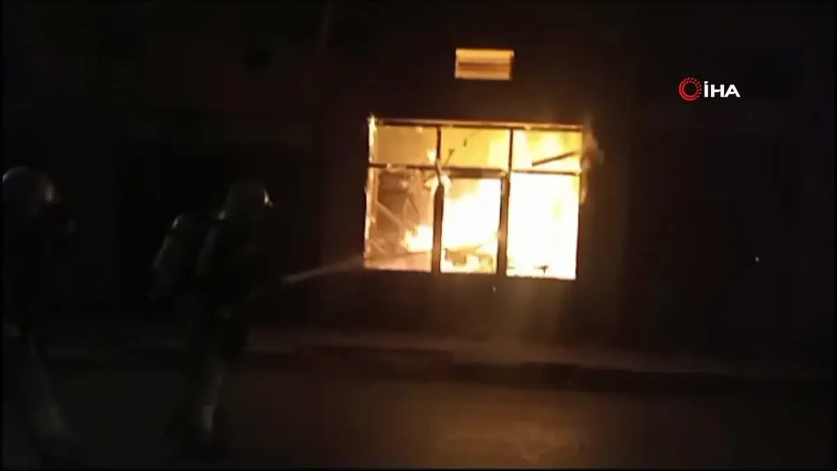 Antakya'da alev alev yanan iş yeri kullanılmaz hale geldi