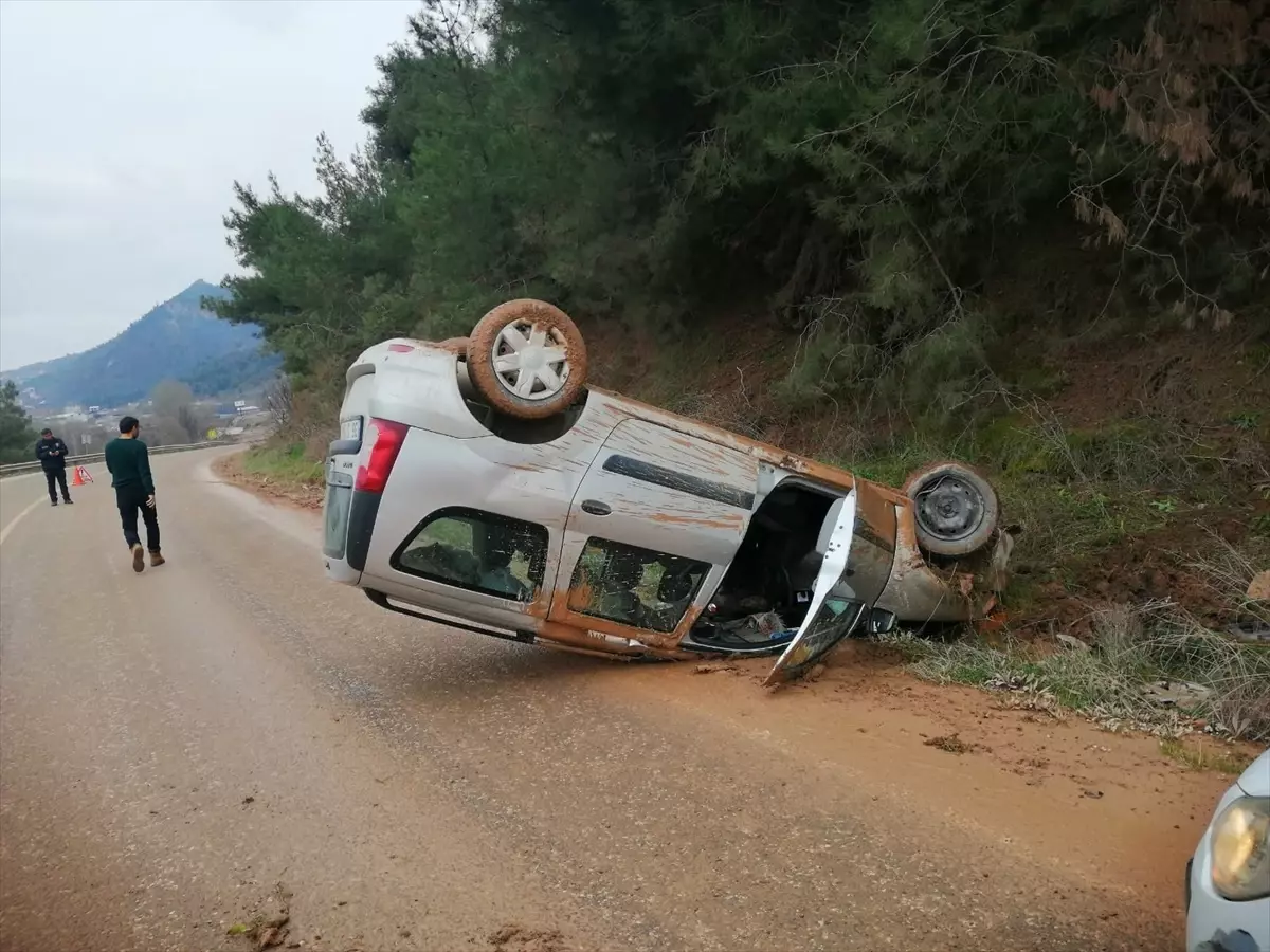 Bilecik'te Hafif Ticari Araç Devrildi, Sürücü Yaralandı