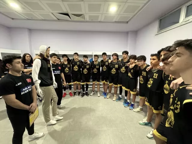 Antrenör, maçlardan men cezası alınca oyuncularına moral olsun diye manken gönderdi