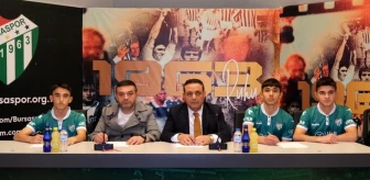 Bursaspor, genç futbolcularıyla profesyonel sözleşme imzaladı