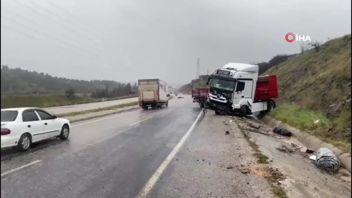 Gönen-Bandırma Kara Yolu'nda tır devrildi