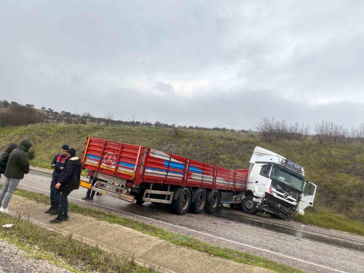 Balıkesir'de yağış nedeniyle tır devrildi, şoför yaralandı