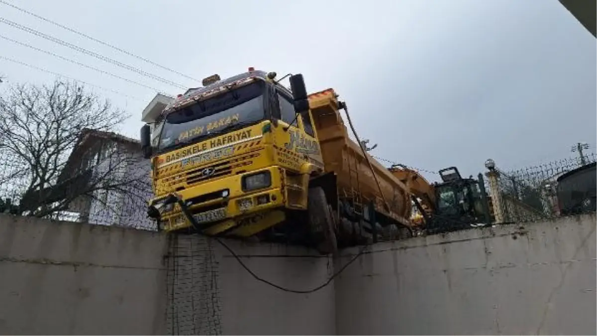 İzmit'te hafriyat kamyonu istinat duvarında asılı kaldı