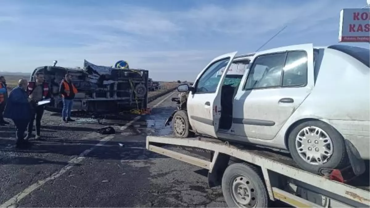 Niğde'de Kamyonetle Otomobil Çarpıştı: 1 Ölü, 5 Yaralı