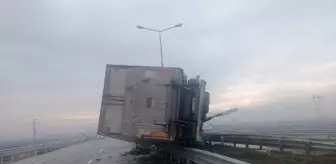 Batman'da lastiği patlayan kamyon devrildi