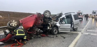 Lüleburgaz'da Otomobil ile Hafif Ticari Araç Kafa Kafaya Çarpıştı: 2 Ölü, 1 Yaralı
