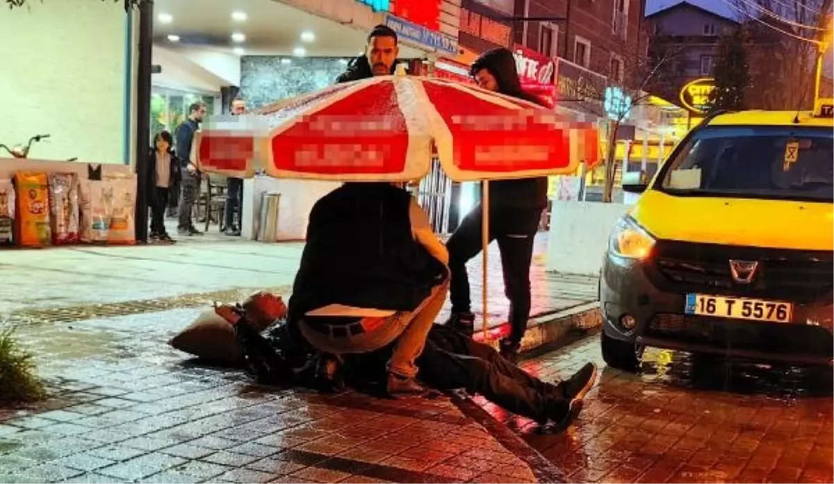 İnegöl'de otomobil çarpması sonucu yaralanan kişiye esnaf şemsiye tuttu