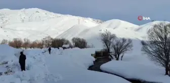 Şemdinli'de yol açma çalışması devam ediyor