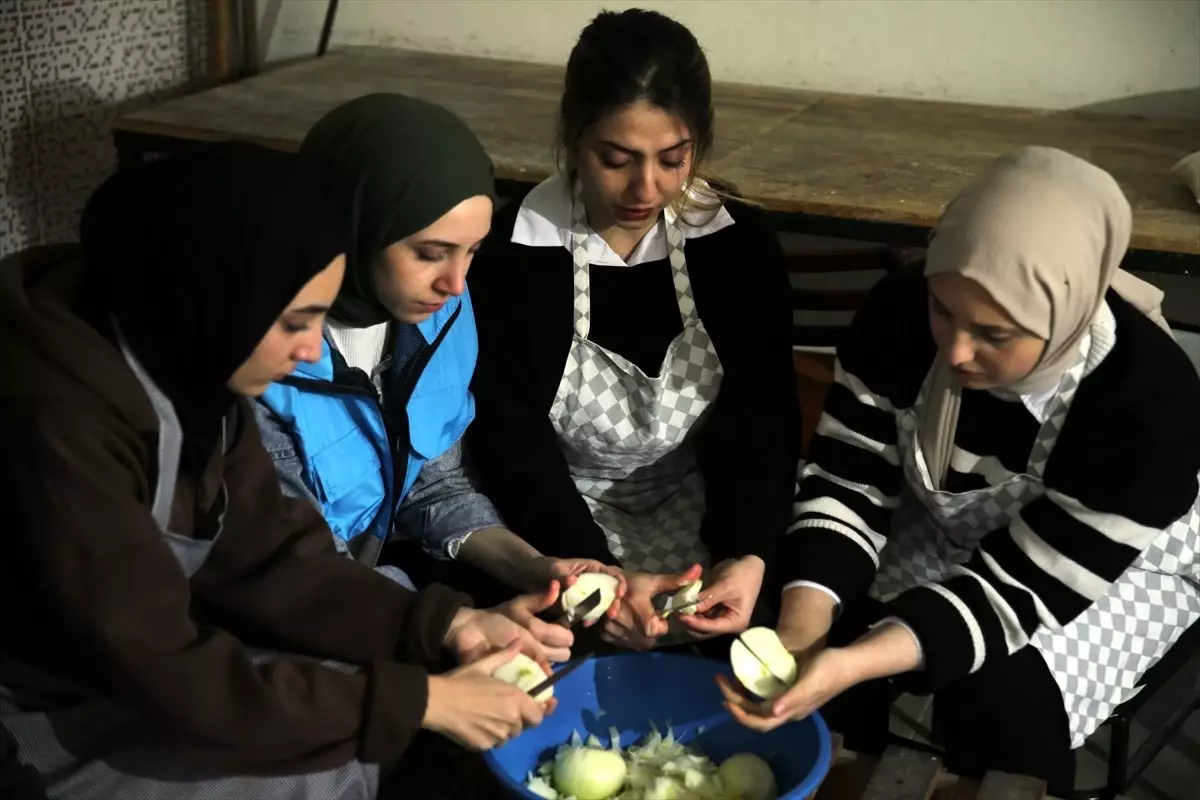 TOGÜ öğrencileri köyde soğanlı pağaç yaptı