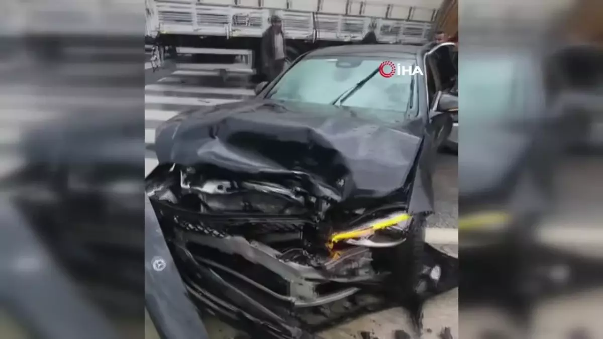 Yağışlı havada freni tutmayan tır kırmızı ışıkta bekleyen araçların arasına daldı: 4 yaralı