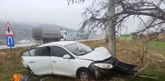 Afyonkarahisar'da elektrik direğine çarpan otomobilde 3 kişi yaralandı