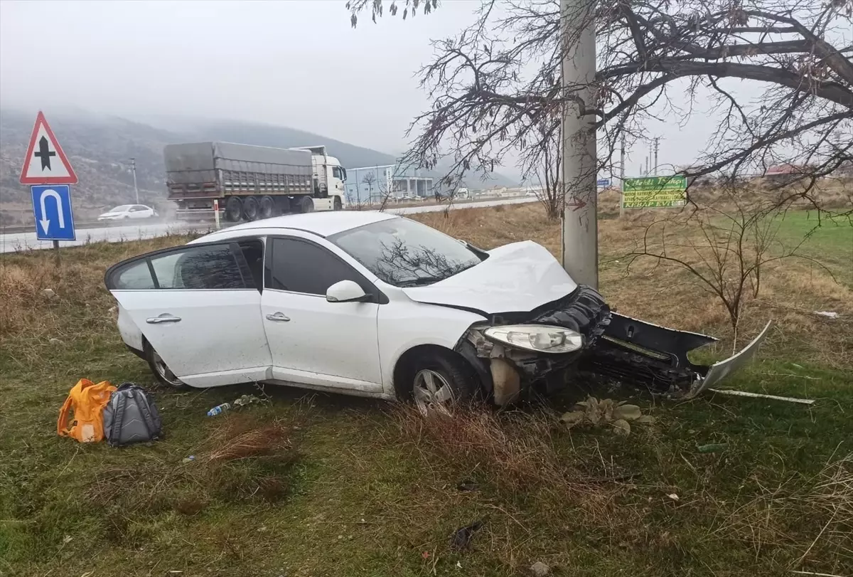 Afyonkarahisar'da elektrik direğine çarpan otomobilde 3 kişi yaralandı