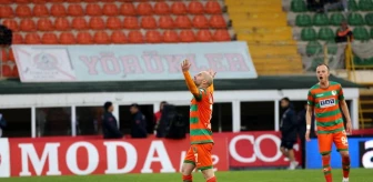 Alanyaspor'un tecrübeli oyuncusu Efecan Karaca, Çaykur Rizespor karşılaşmasında gol attı