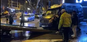Altındağ'da otomobilin çarptığı minibüs yan yattı: 11 yaralı