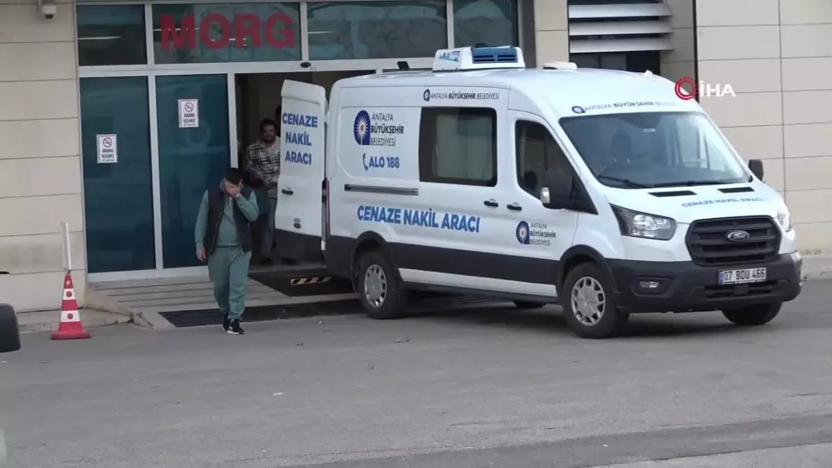 Antalya'da 3 çocuğunun annesi kadını 17 bıçak darbesiyle hayattan koparan koca tutuklandı