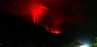 Endonezya'da Merapi Yanardağı patladı