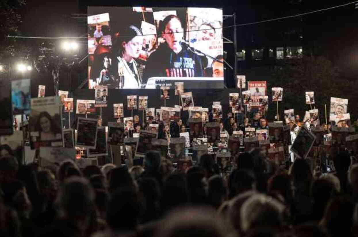 İsrail'in başkenti Tel Aviv'de on binlerce kişi yürüyüş düzenledi: Hemen şimdi erken seçim İsrail'in başkenti Tel Aviv'de on binlerce kişi yürüyüş düzenledi: Hemen şimdi erken seçim