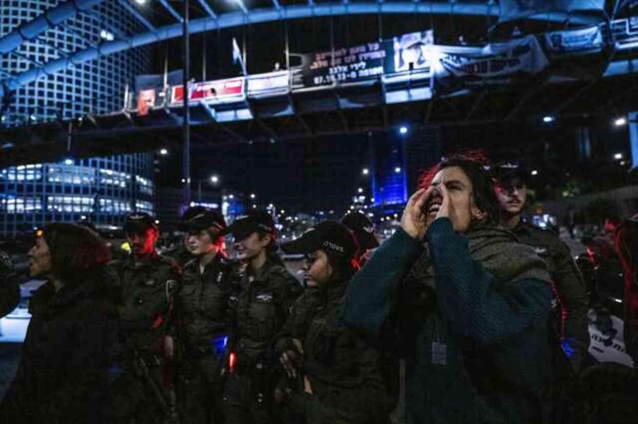İsrail'in başkenti Tel Aviv'de on binlerce kişi yürüyüş düzenledi: Hemen şimdi erken seçim İsrail'in başkenti Tel Aviv'de on binlerce kişi yürüyüş düzenledi: Hemen şimdi erken seçim