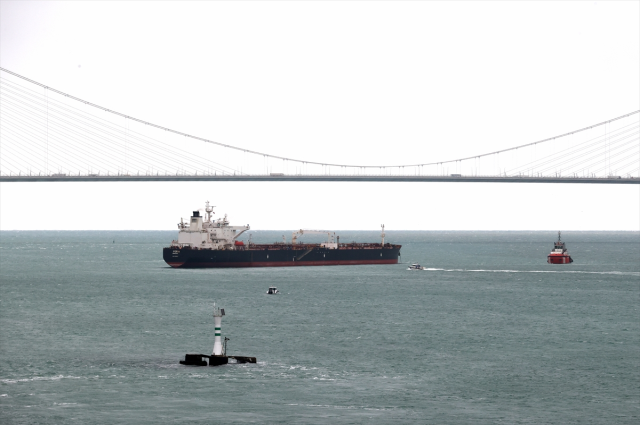 İstanbul Boğazı yakıt tankerinin arızalanması nedeniyle gemi trafiğine kapatıldı