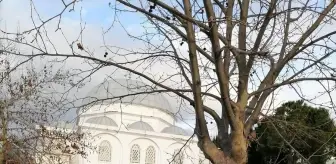 İzmir'de şiddetli fırtına nedeniyle cami minaresi yıkıldı