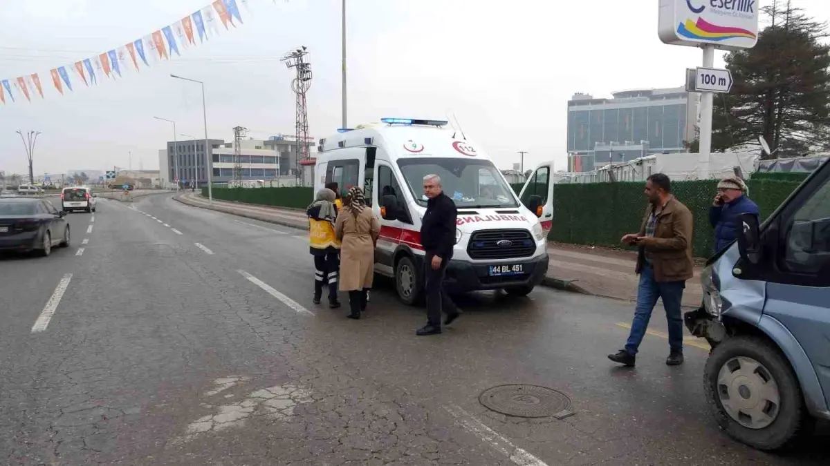 Malatya'da minibüs ile otomobil çarpıştı, 8 yaşındaki çocuk yaralandı