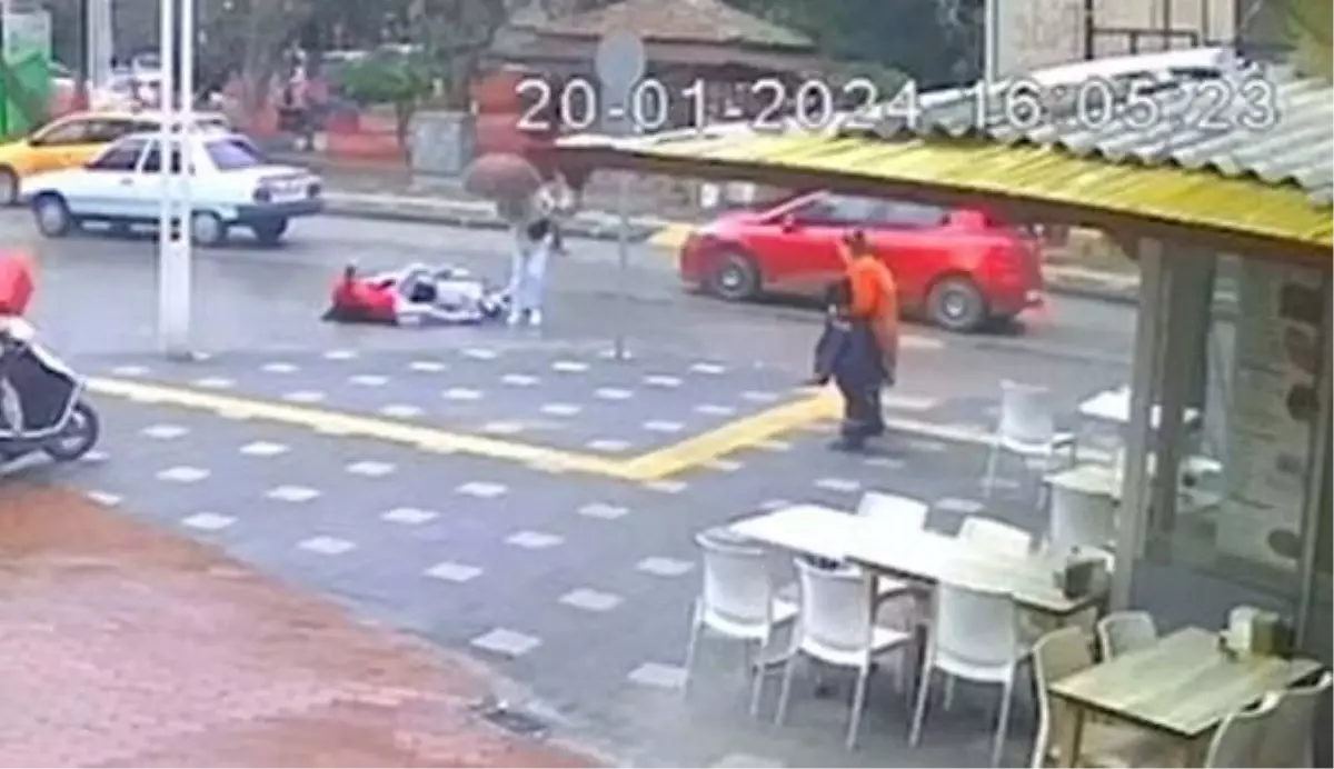 Turgutlu'da Motosiklet Kazası: Yaya ve Sürücü Yaralandı